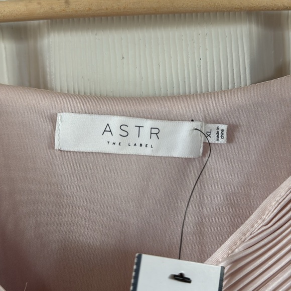 NWT Long Sleeve Twist Front Crop Top ✨ - Picture 3 of 4